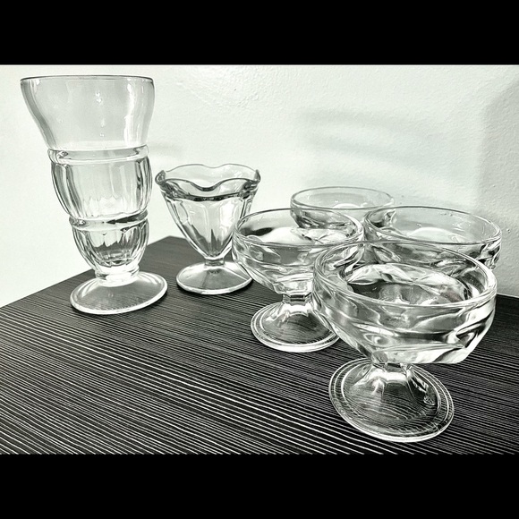 “OLD-FASHIONED & VINTAGE” - ‘FAMILY-ICE-CREAM-SUNDAE’ GLASSWARE COLLECTION … - Picture 1 of 6